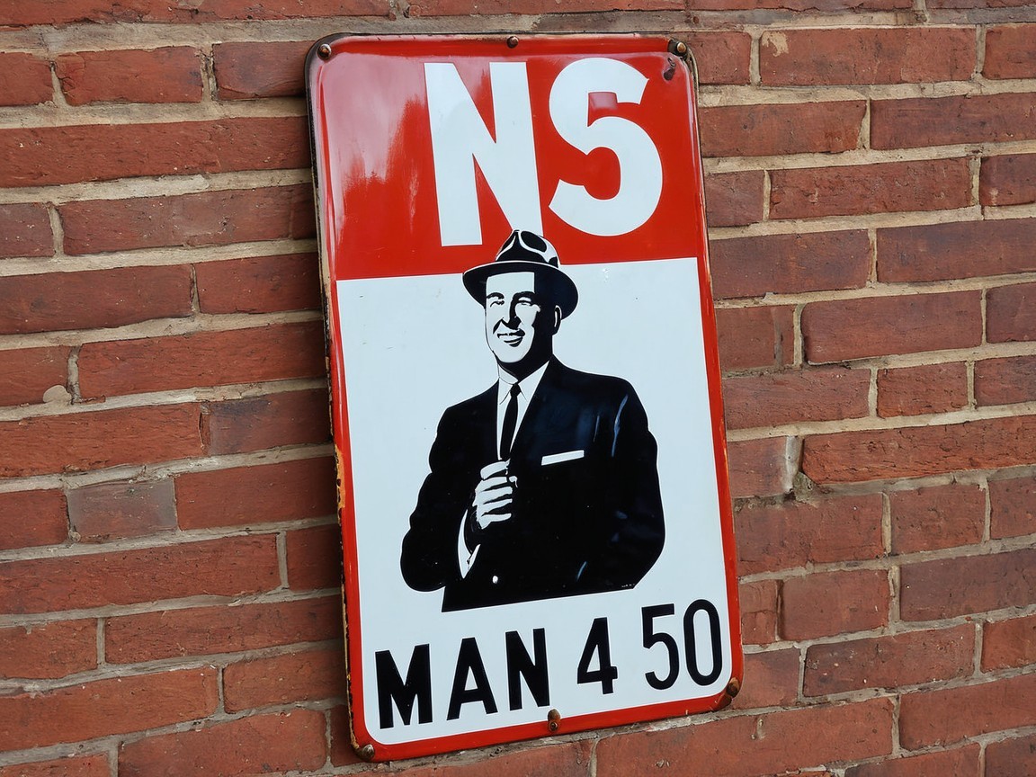 Vintage Sign with "N5" and Man Illustration