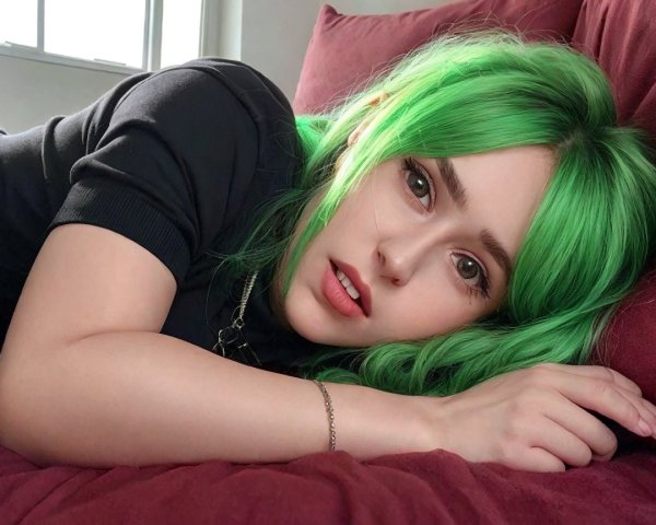 Vibrant Green Hair and Burgundy Couch Scene Description