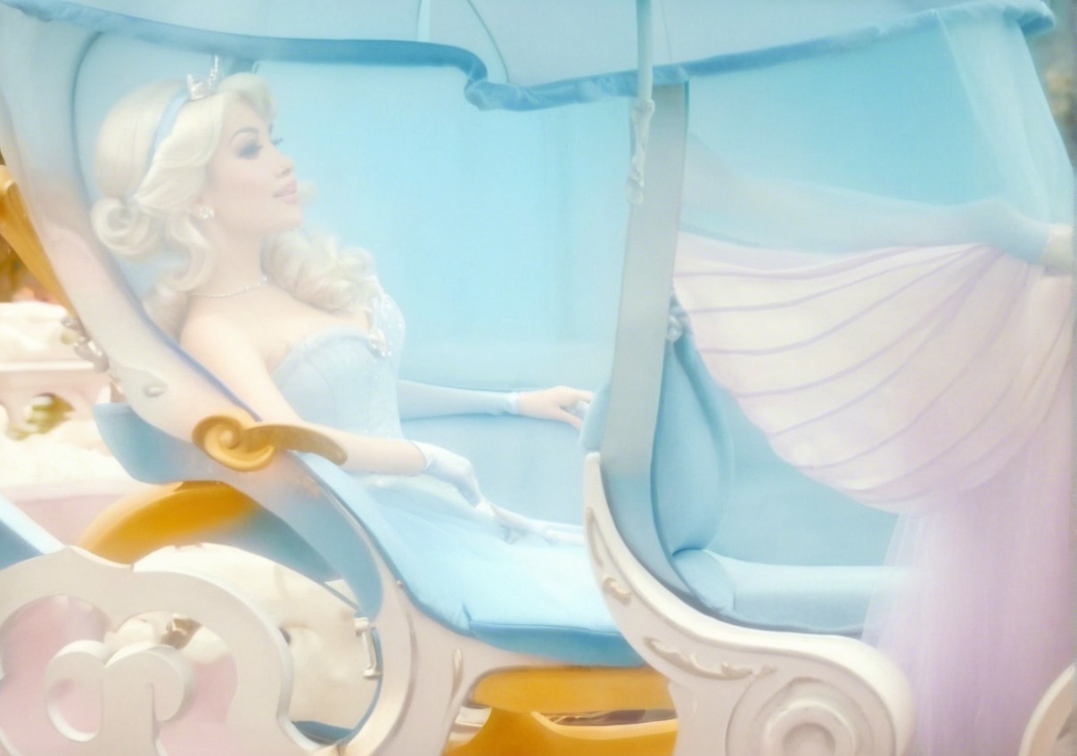 Glamorous Figure in Light Blue Fairytale Carriage