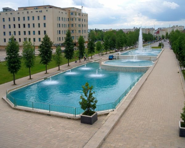 Urban Landscape with Reflective Pool and Fountains