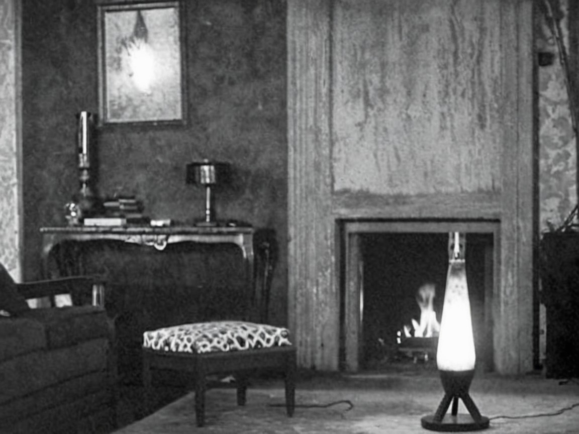Cozy Vintage Living Room with Decorative Elements